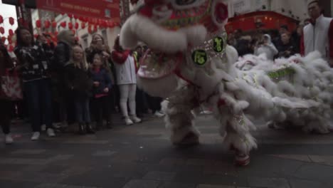 Auftritt-Einer-Drachentänzerin-Im-Londoner-Stadtviertel-Chinatown-Während-Der-Parade-Zum-Chinesischen-Neujahrsfest-Im-Jahr-2020