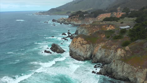 Aerial-drone-push-in-shot-of-the-cliffs-in-Monterey,-California,-USA