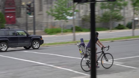 Se-Puede-Ver-A-Una-Mujer-En-Bicicleta-Con-Sus-Esterillas-De-Yoga