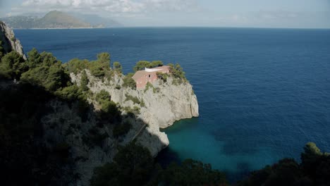 Vista-De-Villa-Malaparte,-Uno-De-Los-Edificios-Históricos-De-La-Isla-De-Capri,-En-Italia---02