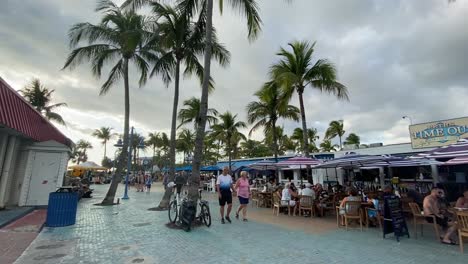 La-Gente-En-Times-Square-Plaza-En-Fort-Myers-Beach,-Florida-Occidental