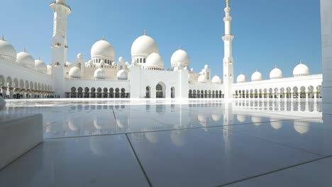 Toma-En-Movimiento-A-La-Izquierda,-Sala-De-La-Mezquita-Sheikh-Zayed-Con-Reflejo