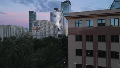 Sonnenaufgang-über-Den-Wolkenkratzern-Im-Zentrum-Von-Warschau