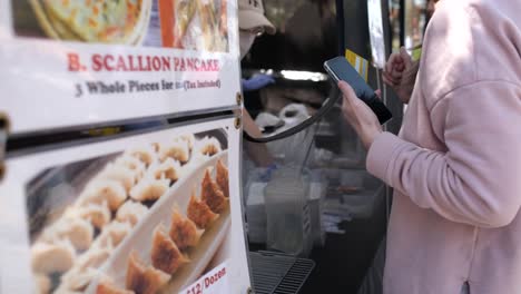 Schicke-Frau,-Die-Auf-Dem-Straßenmarkt-Ihr-Essen-Mit-Kreditkarte-Bezahlt