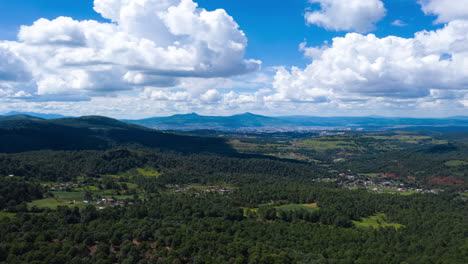 Las-Nubes-Moviéndose-Sobre-Las-Montañas