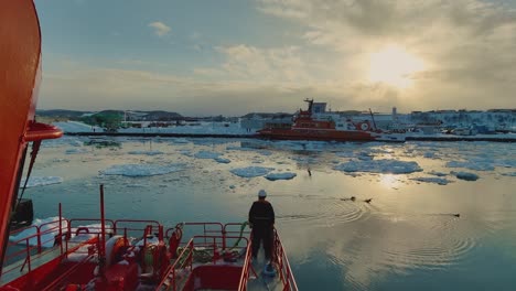 Seemann-Steht-Auf-Dem-Bug-Des-Treibeis-Kreuzfahrtschiffs-Garinko-II,-Als-Es-In-Den-Hafen-Von-Mombetsu-Einläuft