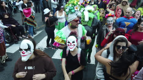 Menschen-In-Kostümen-Tanzen-Beim-Karneval-In-Las-Palmas-De-Gran-Canaria,-Kanarische-Inseln,-Spanien