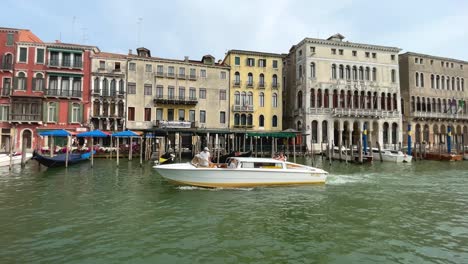 Turistas-En-Barco-Privado,-Navegando-Por-El-Gran-Canal-De-Venecia,-Italia