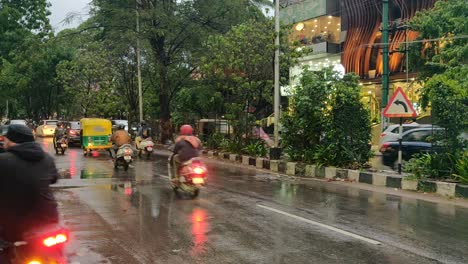 Tagsüber-Bangalore-Stadtzentrum-Verkehr-Straße-Bürgersteig-Panorama