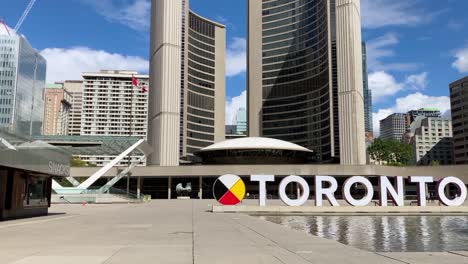 Hyperlapse-Des-Rathauses-Von-Toronto-Am-Nathan-Phillips-Square-Mit-3D-Schild-Und-Springbrunnen