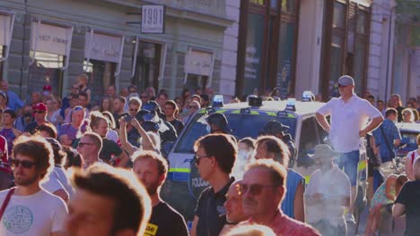 Multitud-De-Personas-Y-Policías-En-La-Calle-Durante-La-Protesta-Y-La-Celebración-Del-Día-De-La-Estadidad-En-Liubliana,-Eslovenia.