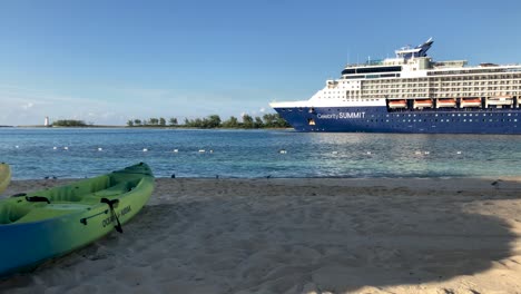 Playa-De-Arena-Y-Un-Gran-Crucero-Pasando