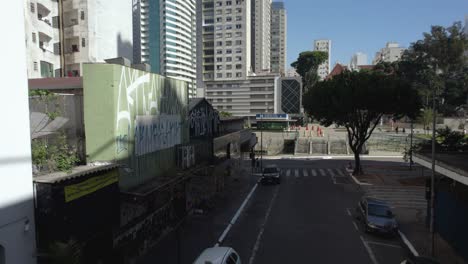 Aerial-view-of-Graffiti-on-building-walls,-in-sunny-Consolação,-São-Paulo,-Brazil