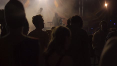 Gente-Bailando-En-El-Festival-De-Musica