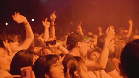 Scharen-Von-Fans-Verfolgen-Den-Live-Auftritt-Der-Band-Sum-41-Bei-Einem-Musikkonzert-Auf-Der-Budweiser-Bühne-In-Toronto,-Kanada