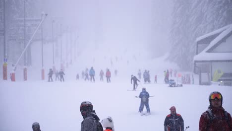 Die-Aufnahme-Des-Jasna-Skiparks-In-Der-Slowakei-Mit-Einer-Gruppe-Von-Leuten,-Die-Den-Hügel-Hinunterfahren