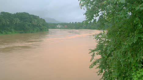 El-Desbordamiento-De-Agua-De-Lluvia-En-El-Río-Chaaliyar-En-Kerala-Causado-Por-Las-Continuas-Lluvias-En-El-Mes-De-Agosto.