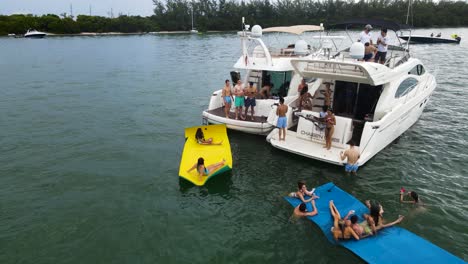 Turistas-Disfrutando-Del-Verano-En-Yates-Y-Barcos-En-Los-Océanos-De-Miami,-Florida---órbita-Aérea