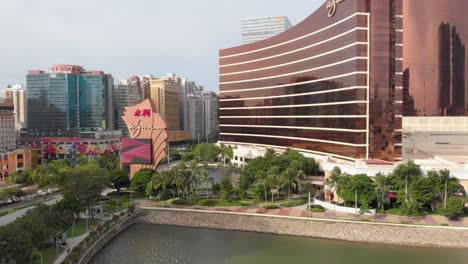 Rising-aerial-view-of-famous-Wynn-Hotel-in-Praça-Ferreira-Amaral,-Macau