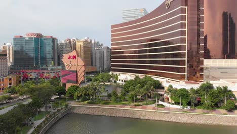 Aufsteigende-Luftaufnahme-Des-Berühmten-Wynn-Hotels-In-Praça-Ferreira-Amaral,-Macau