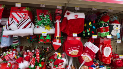 Pasillo-De-Walgreens-Lleno-De-Artículos-Navideños-Y-Festivos-Con-Pegatinas-De-Precios-De-Venta.