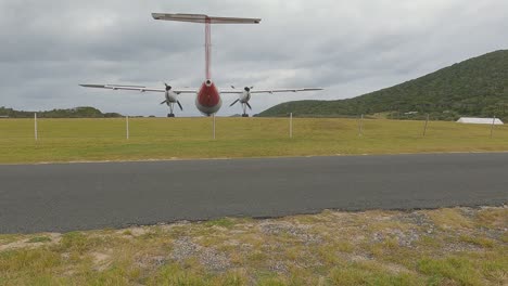 Niedrige-Winkelansicht-Eines-Abfliegenden-Turbopropeller-Pendlerflugzeugs-Mit-Starker-Propellerströmung,-Die-Die-Kamera-Schüttelt