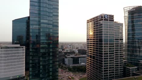 Vista-Aérea-De-Modernos-Edificios-Comerciales-En-El-Distrito-Financiero-Central-De-Varsovia,-Polonia-Al-Atardecer,-Disparo-De-Drones