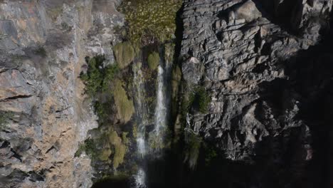 Luftaufnahme-Eines-Wasserfalls-Mit-Moosflecken-Auf-Den-Klippen