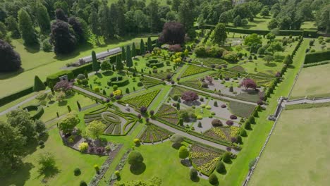 Kippbare-Luftaufnahme-Einer-Drohne-Vom-Drummond-Castle-Garden,-Schottland