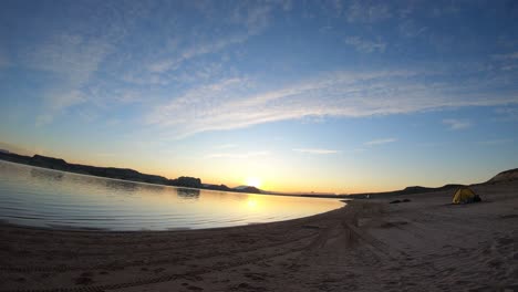 Lone-Rock-Lake-Amanecer-Tiempo-Lapso-Playa-De-Arena-Y-Agua-Quieta-Con-Colores-Cambiantes-Paisaje