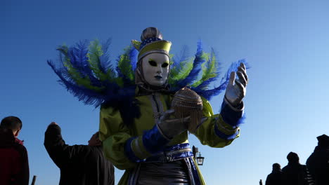 Todopoderoso-Y-Magnífico-Volto-Mascarada-Plumosa-En-El-Carnaval-De-Venecia