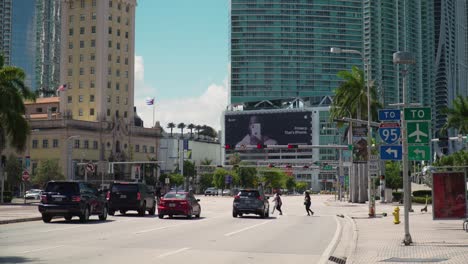 Straßenansicht-Vom-Biscayne-Blvd-In-Der-Innenstadt-Von-Miami