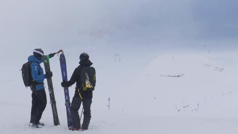 Skifahrer-Planen-Ihre-Slalomstrecke-Hoch-Oben-In-Den-Nebligen-Kaunertaler-Alpen,-Österreich