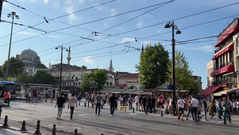 Eingang-Zum-Großen-Basar-In-Istanbul,-Türkei-Im-Sommer-Mit-Blauem-Himmel