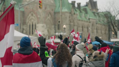 Canadienses-Ondeando-Sus-Banderas-Durante-La-Protesta-Contra-Los-Mandatos-De-Vacunas---Freedom-Convoy-2022