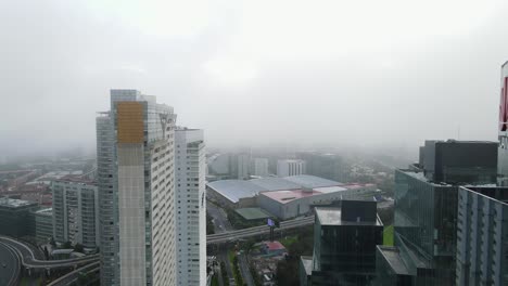 Skyline-Von-Santa-Fe,-Mexiko,-Im-Nebel-Und-In-Den-Wolken