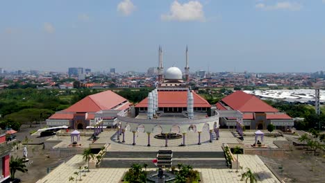 Aerial-view-on-Great-Mosque-of-Central-Java-in-city-of-Semarang,-Indonesia