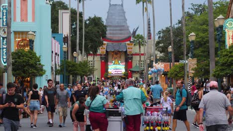 Ein-überfüllter-Blick-Auf-Die-Hollywood-Studios-In-Zeitlupe