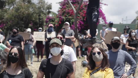 Gruppe-Von-„Black-Lives-Matter“-Demonstranten-Mit-Masken-Bei-Kundgebung,-Zeitlupe
