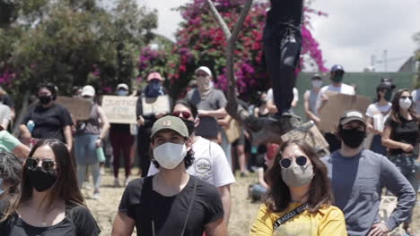 Grupo-De-Vidas-Negras-Importan-Manifestantes-Con-Máscaras-En-Manifestación,-Cámara-Lenta