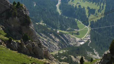 Ski-Lift-of-Seceda-Leaving-Slowly-In-A-Smooth-Way,-Summer,-Alps,-Italy,-Dolomites