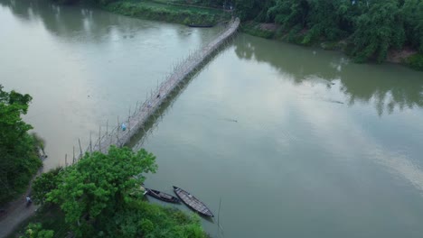 La-Gente-Usa-Bicicletas-O-Bicicletas-Para-Viajar-Por-El-Puente-Damodar-Por-Un-Puente-De-Bambú-O-De-Madera