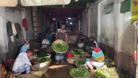 Market-workers---large-baskets-of-leaves-and-nuts-at-the-Betel-leaf-bazaar