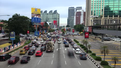 Timelapse-De-Tráfico-Intenso-Durante-La-Hora-Pico-En-Ampang-Park,-Kuala-Lumpur