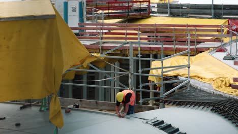 Stuttgart-21,-Trabajador-De-La-Construcción-En-La-Enorme-Estación-De-Tren-De-Obra-En-Construcción,-Alemania