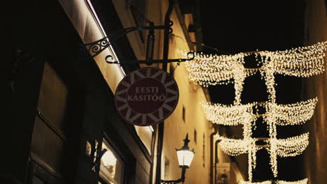 Fairy-Christmas-lighting-above-the-narrow-street-in-downtown-Tallinn,-Estonia