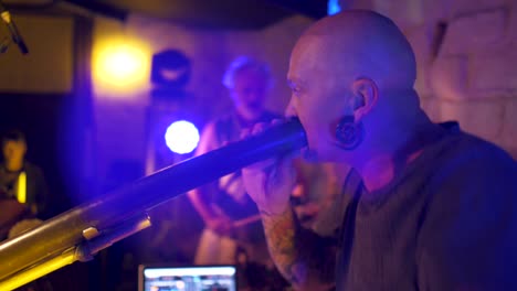 Leadsänger-Mit-Livemusik-Mit-Didgeridoo-Beim-Celebrate-Life-Festival