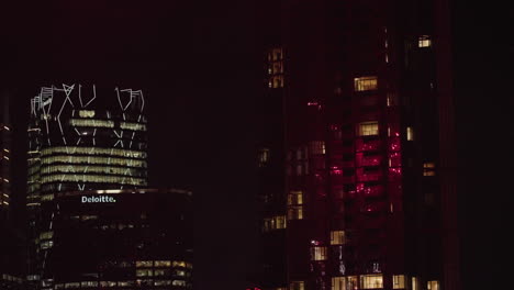 Reflejo-De-Fuegos-Artificiales-En-Cámara-Lenta-En-Las-Ventanas-De-Los-Rascacielos-De-La-Ciudad-Durante-El-Incendio-Del-Río-Brisbane,-4k