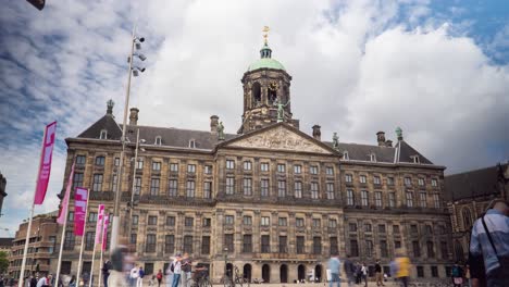 Un-Timelapse-En-Amsterdam-De-La-Plaza-Dom