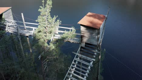 Traditionelle-Lachsfischerhütten,-Norwegische-Fjorde,-Laksegilje